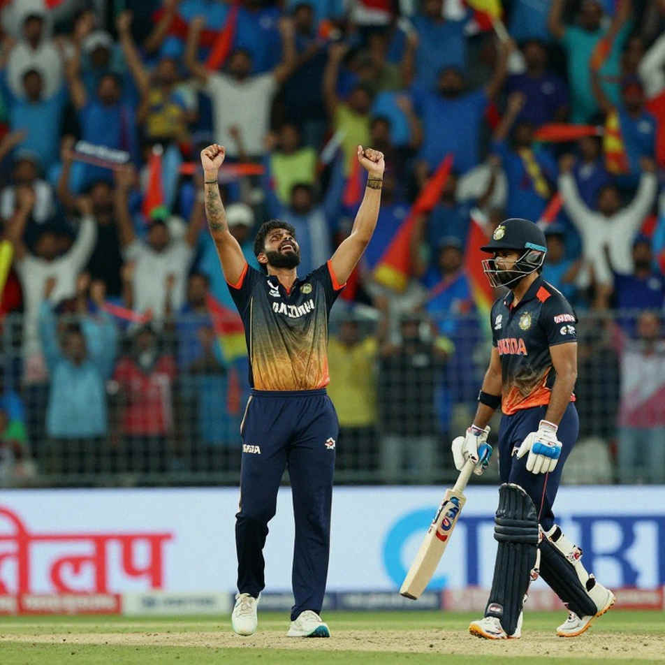 এক বল বাকি: তিনশো ম্যাচের মাইলফলকে যে ফাটলটা ঢেকে গেল