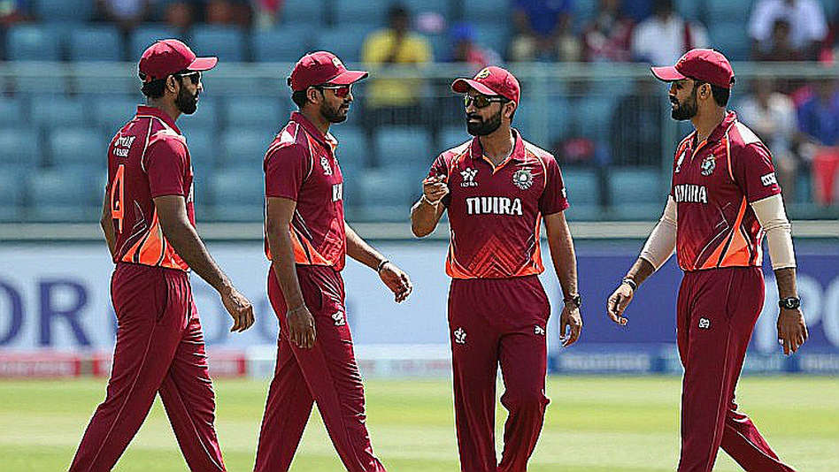 আলো নিভে গেল এক উইকেট আগে: লিঙ্কনে ভারত ‘এ’-র আসল পরীক্ষাটা হয়েছিল প্রথম দিনেই